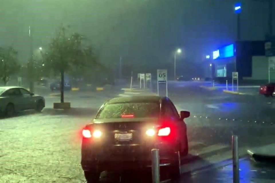La lluvia comenzó a caer poco antes de las 20:00 horas en Cadereyta, Juárez, Guadalupe, San Nicolás y parte de Monterrey. 