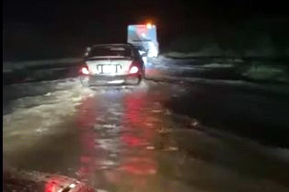 Un tramo de la Carretera Nacional, en Montemorelos, se inundó lo que provocó que varios automovilistas se quedaran varados.