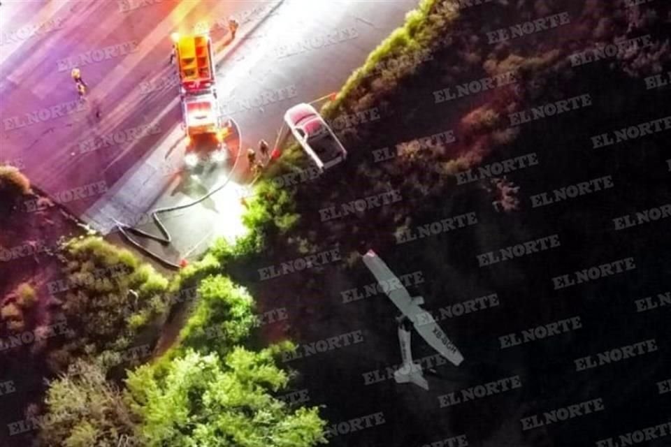 Dentro de la avioneta quedaron los cuerpos de una mujer y un hombre.