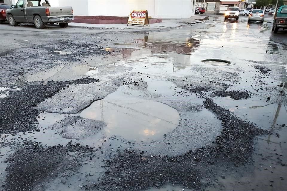 Una fuga de drenaje en la Av. Agualeguas, en Escobedo, daña calles aledañas, en la Col. Vida