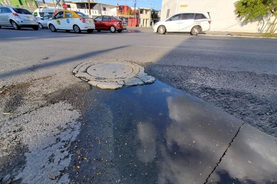 En Luis Mora y Edison hay un registro de drenaje que está rebasado y tira agua sucia.