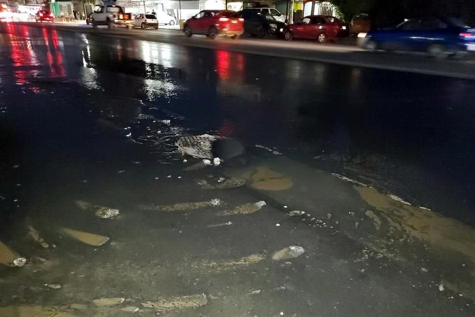 En el cruce de las calles Nepenta y Farolillo, en San Bernabé, octavo sector, se reportó una gran fuga.