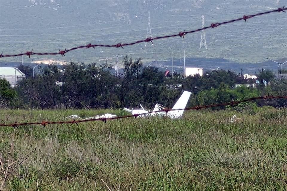 Ya con la avioneta asegurada y en zona plana y nivelada, se trabajó con equipo hidráulico para la extracción de los cuerpos.