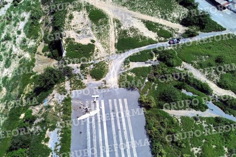 Los rescatistas brindaron apoyo a los agentes de la Fiscalía para ejecutar maniobras y colocar la aeronave en una zona segura, ya que se encontraba en un barranco de aproximadamente 10 metros.