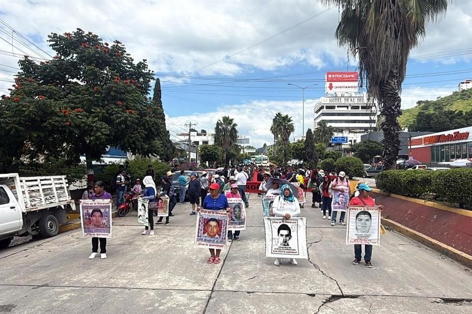 Padres y madres de los estudiantes desaparecidos hace 14 años marcharon hasta la plaza Primer Congreso de Anáhuac.