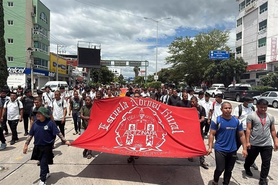 Estudiantes de 10 normales rurales se sumaron a la movilización en la capital guerrerense.