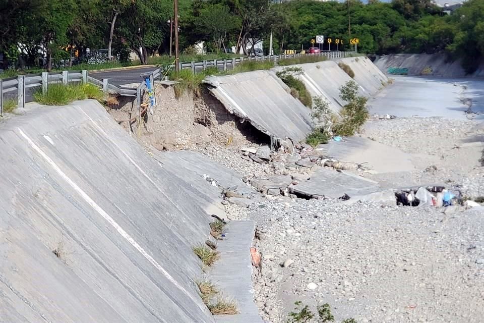   El talud se desprendió y así ha permanecido durante más de un año, además de que abundan los hundimientos. 