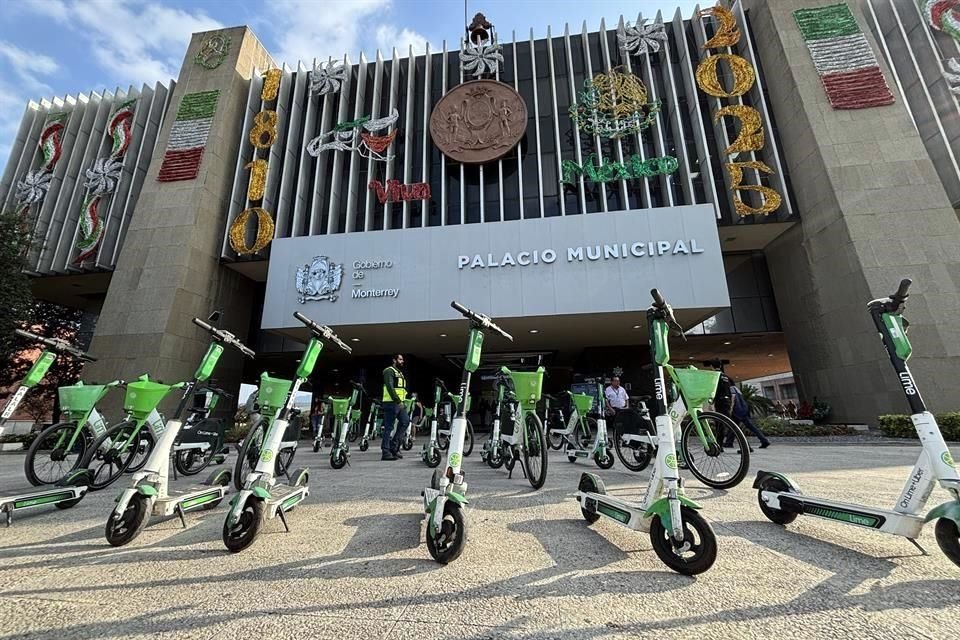 El Alcalde Adrián de la Garza presentó 100 patines y 50 bicicletas que estarán disponibles para renta a partir de hoy.