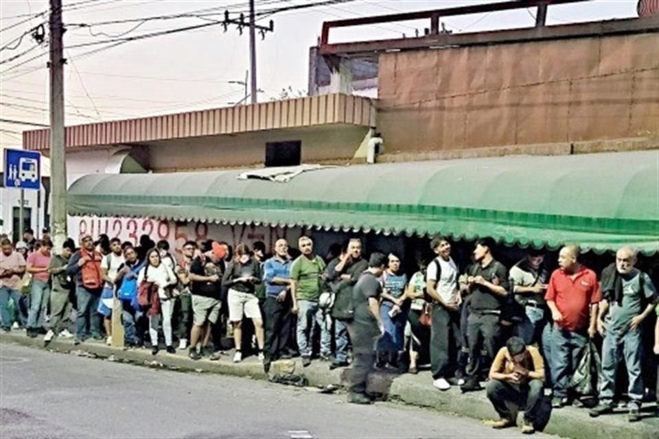  Vecinos de sectores como Vistas del Río, Terranova y Mirador del Río, entre otras, hacen largas filas para poder abordar un camión.