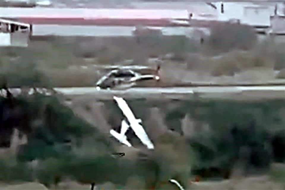 Tras el accidente, el helicóptero aterrizó cerca.