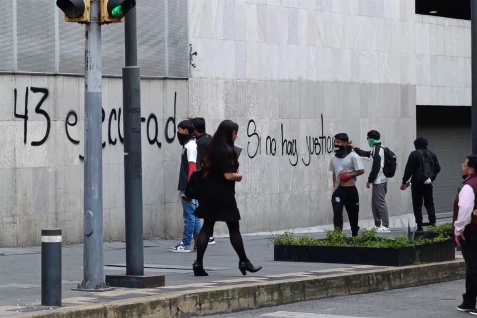 En la sede de la Cancillería, padres de los normalistas reprocharon, inacción sobre la extradición de Jesús Murillo Karam, ex titular de la AIC. Infonformes realizaron también pintas.