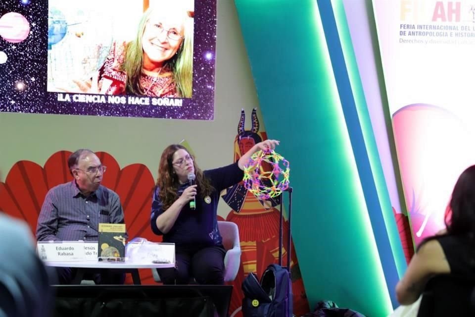 La matemática y divulgadora de la ciencia Gabriela Frías recordó el carácter lúdico de Julieta Fierro en sus presentaciones.