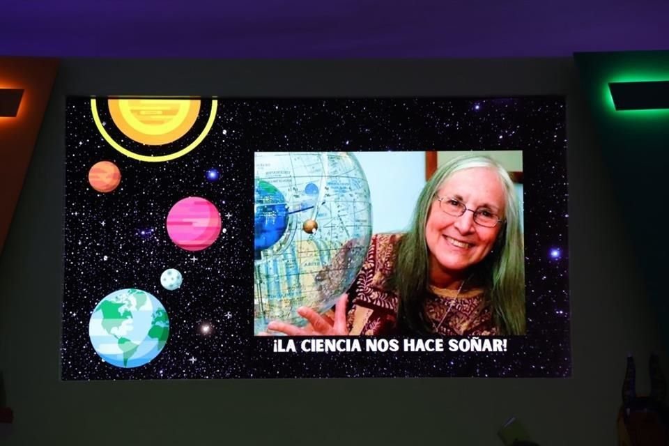 La astrónoma Julieta Fierro, fallecida el pasado 19 de septiembre, acompañó el homenaje desde una pantalla que la mostraba sonriente.