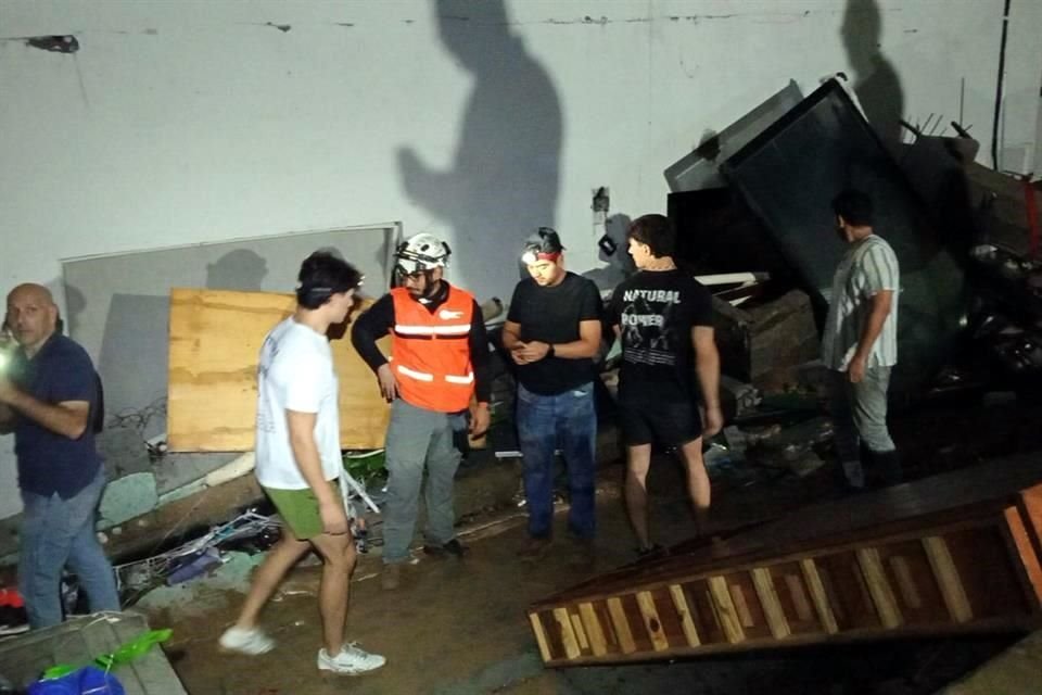 La fuerza del agua sorprendió a la familia, derrumbó la barda de la casa, e inundó toda la planta.