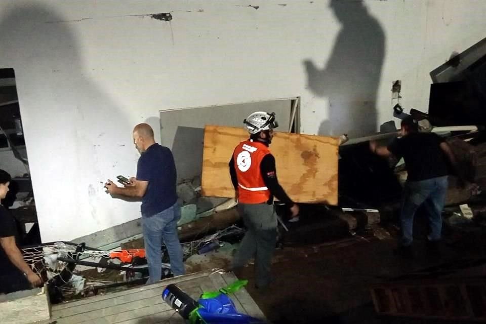 La fuerza del agua sorprendió a la familia, derrumbó la barda de la casa, e inundó toda la planta.