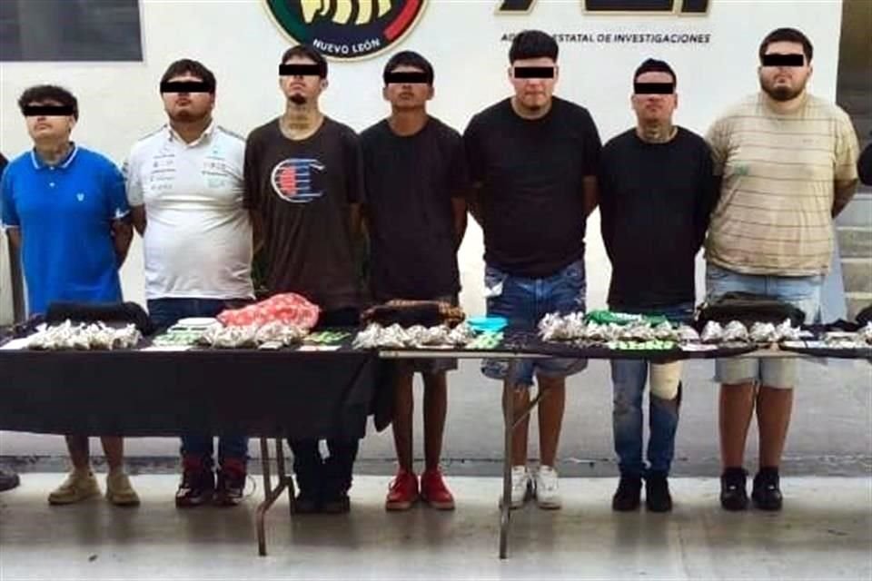 Los detenidos fueron identificados como Cristian 'N', de 18 años; Jahir 'N', de 26; Jovani 'N', de 31; Ángel 'N', de 24; Alvin 'N', de 20; Edwin 'N' de 23, y Walter 'N', de 32. 