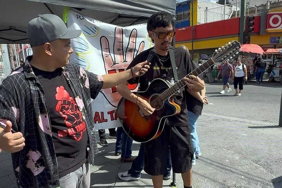 'Pata de Alacrán', un joven músico, se unió a la protesta contra el alza a las tarifas del transporte, en la esquina de Juárez y Aramberri.