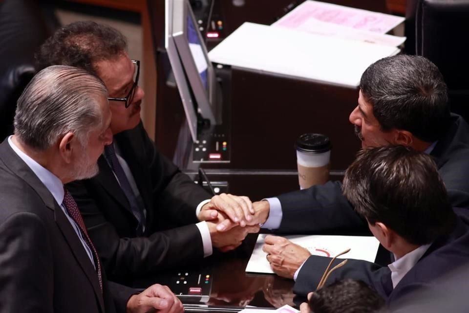 Los senadores Adán Augusto López, Ignacio Mier y Javier Corral discuten, previo a la votación del dictamen.