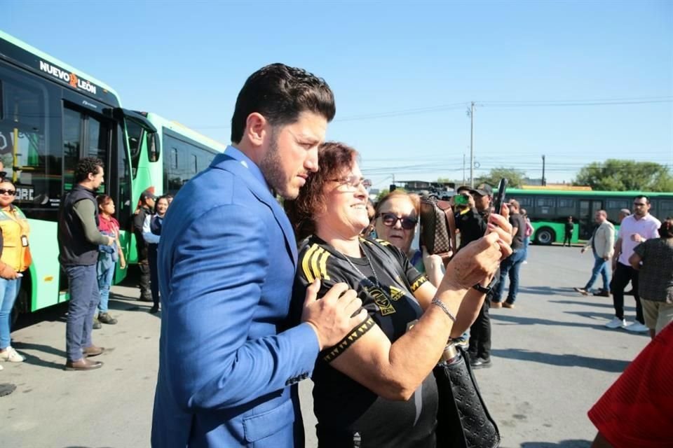 Samuel García posó para fotografías con asistentes al evento.