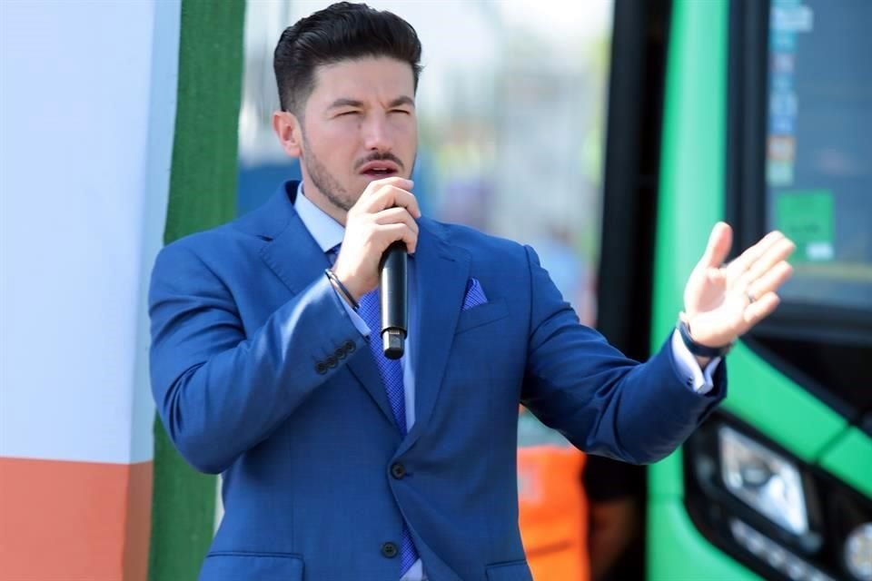 El Gobernador afirmó que en Nuevo León todo se arregla, al insistir que resolverán crisis de transporte.