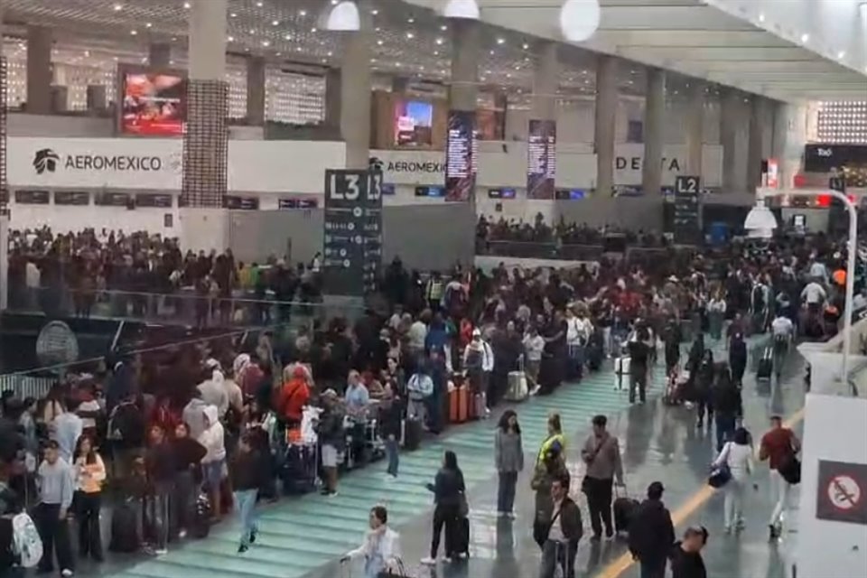 Largas filas en la Terminal 2 del AICM por la afectación de vuelos por lluvias.
