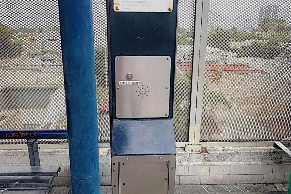 Botones de pánico viejos e inservibles, escaleras eléctricas descompuestas, luminarias con daños, áreas cerradas y hasta cables expuestos son algunos de los signos de abandono y deterioro en la estructura. 