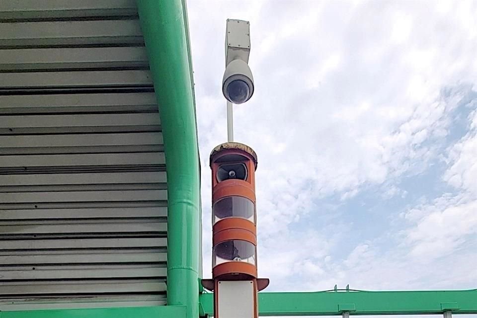 Botones de pánico viejos e inservibles, escaleras eléctricas descompuestas, luminarias con daños, áreas cerradas y hasta cables expuestos son algunos de los signos de abandono y deterioro en la estructura. 