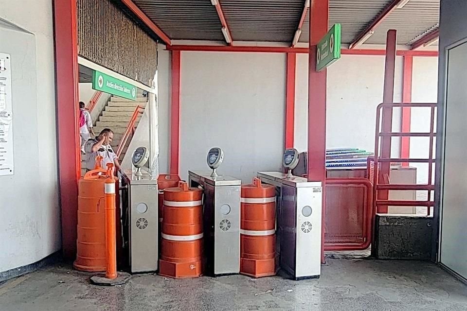 En la estación Exposición hay validadores de la tarjeta Feria bloqueados.