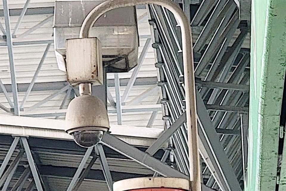 Botones de pánico viejos e inservibles, escaleras eléctricas descompuestas, luminarias con daños, áreas cerradas y hasta cables expuestos son algunos de los signos de abandono y deterioro en la estructura. 