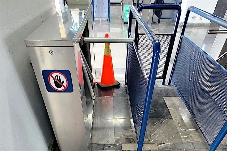 Botones de pánico viejos e inservibles, escaleras eléctricas descompuestas, luminarias con daños, áreas cerradas y hasta cables expuestos son algunos de los signos de abandono y deterioro en la estructura. 