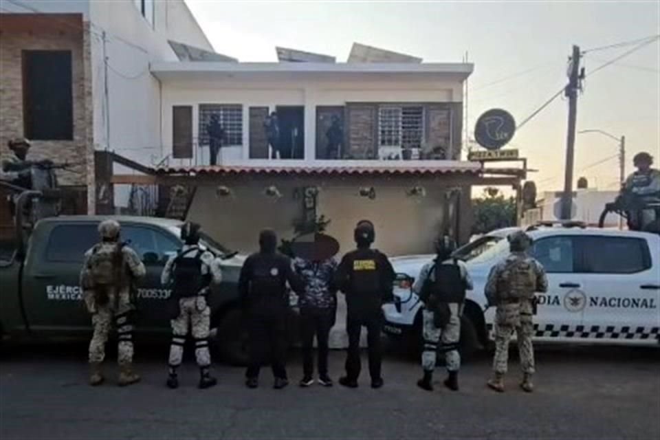 Las fuerzas federales lograron aprehender a Rayberth 'N', alias 'El Rayo', presunto líder del Cártel Jalisco Nueva Generación (CJNG) en Villa de Álvarez, Colima.