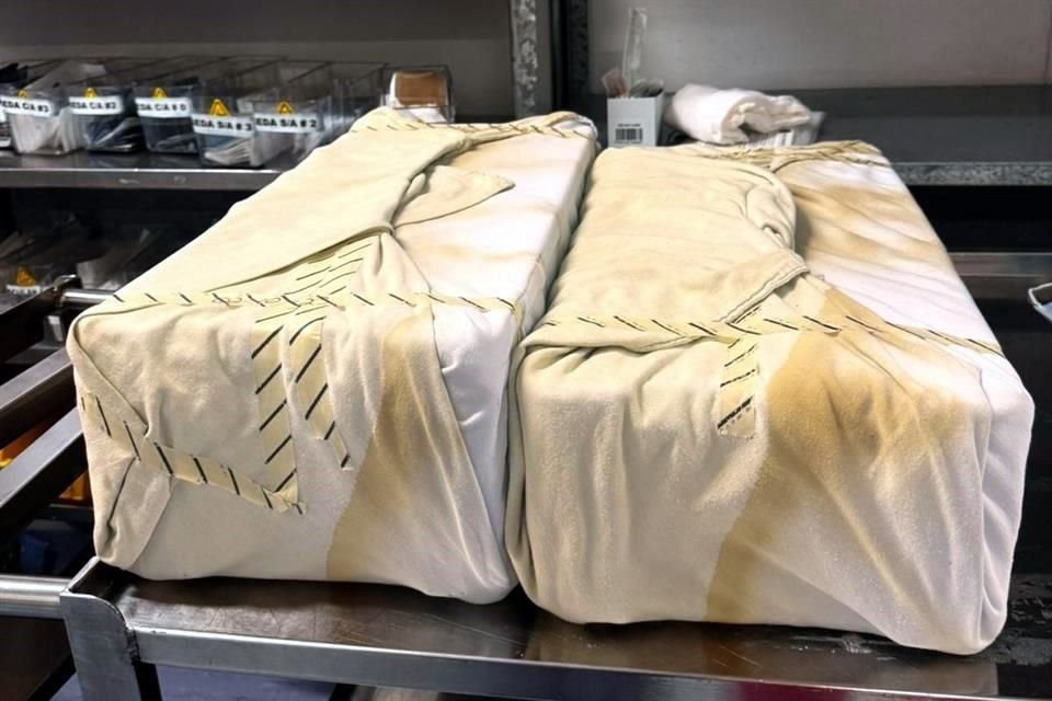  En fotografías difundidas por personal del Hospital 21 del IMSS se ve material contaminado, como sábanas, batas y fundas, por las fallas en una caldera. 