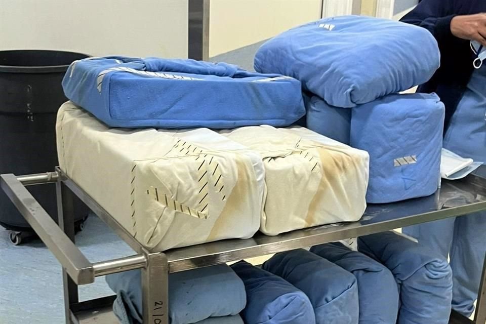  En fotografías difundidas por personal del Hospital 21 del IMSS se ve material contaminado, como sábanas, batas y fundas, por las fallas en una caldera. 