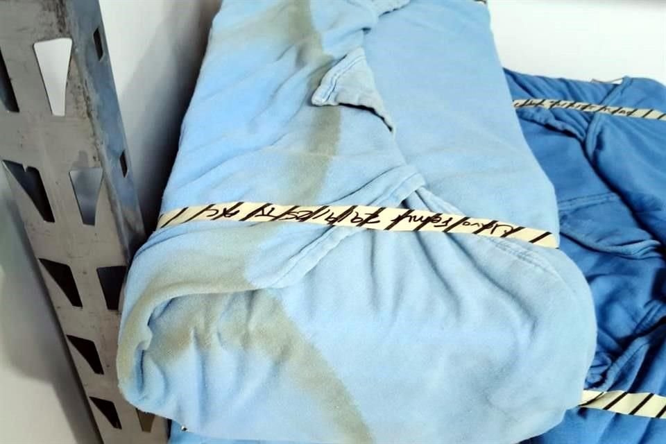  En fotografías difundidas por personal del Hospital 21 del IMSS se ve material contaminado, como sábanas, batas y fundas, por las fallas en una caldera. 