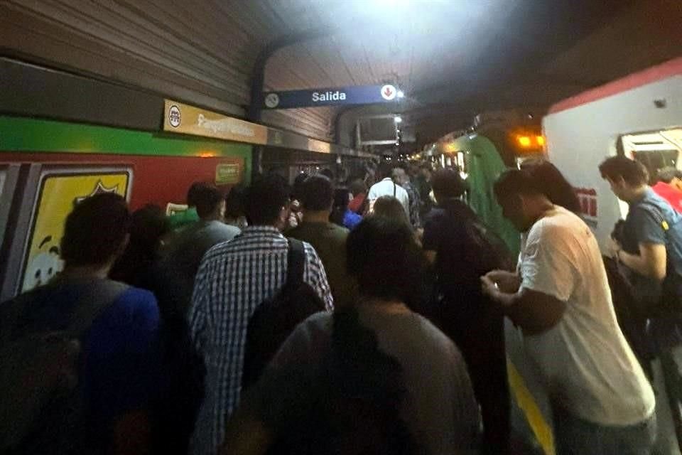 De acuerdo con usuarios, alrededor de las 20:00 horas de ayer se escuchó un ruido similar al que se produce cuando hay un corto circuito.