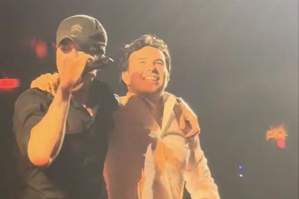 Tras rechazar inicialmente la propuesta y por la euforia del público, 'Checo' terminó sucumbiendo a la propuesta de Iglesias.