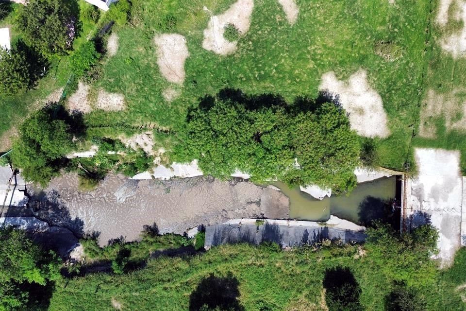 El agua sucia proveniente de fugas de drenaje sanitario se acumulan en una especie de represa que se forma en un tramo del Arroyo El Sabinal.