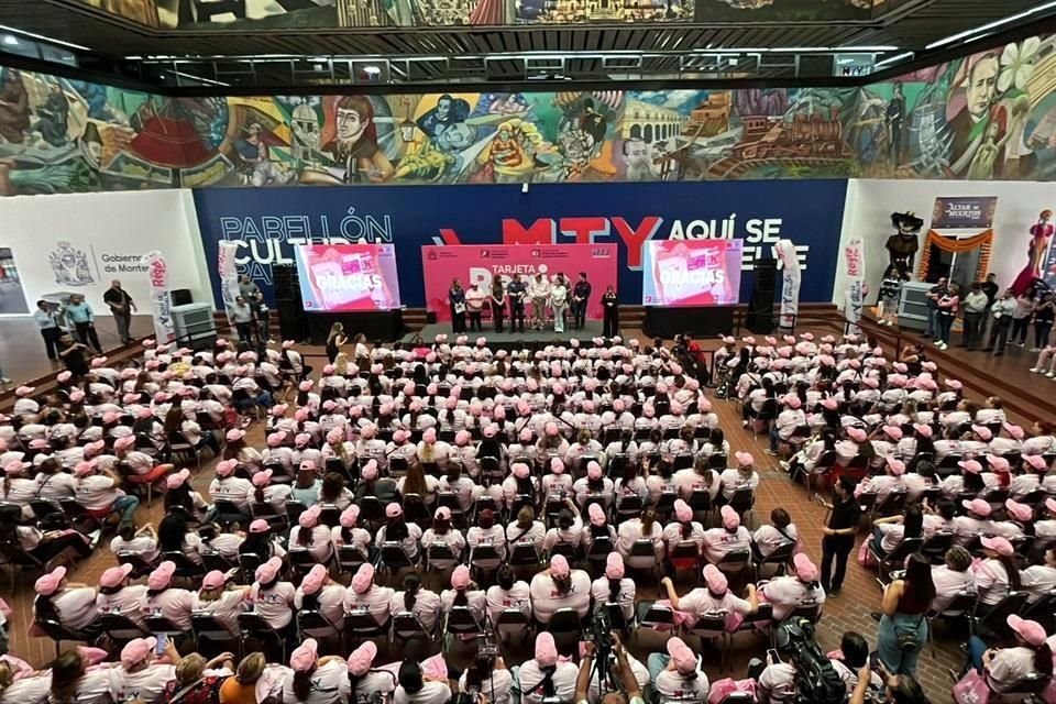 Con el depósito del bimestre septiembre-octubre, un total de 500 mujeres recibieron la tarjeta en los bajos del Palacio Municipal.