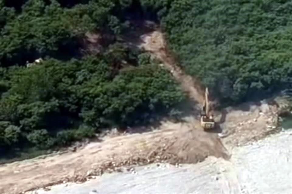   La imagen muestra remoción de vegetación en el lecho del río, junto al talud del lado de Morones Prieto, cerca del complejo vial de Gonzalitos.
