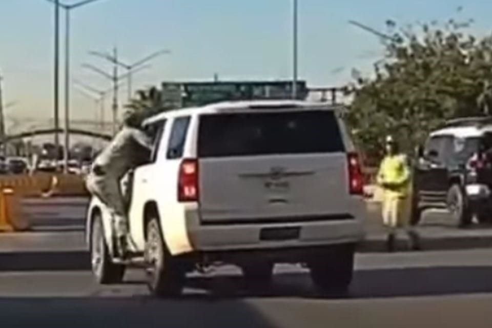 Al intentar huir, el conductor se llevó a bordo, por unos metros, a un elemento de la Guardia Nacional, quien posteriormente bajó cuando el implicado emprendió la huida.