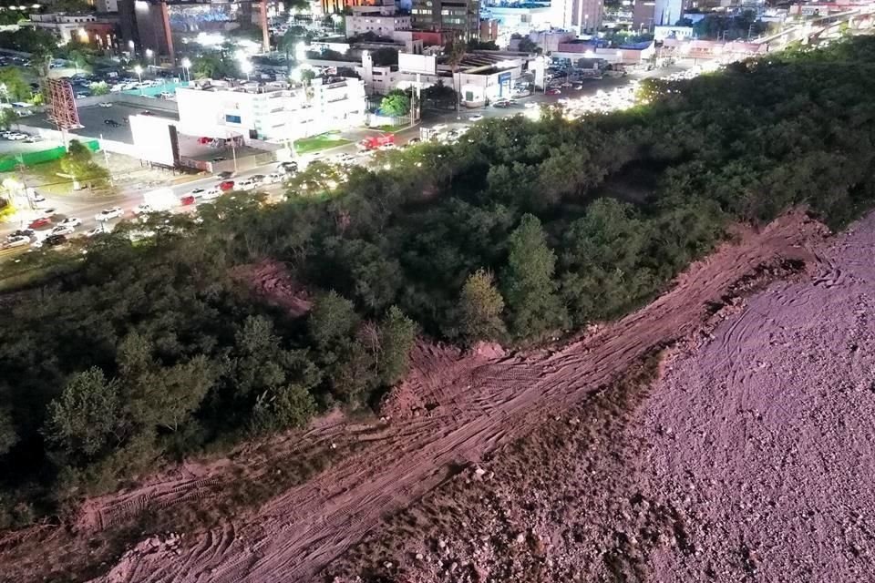   La imagen muestra remoción de vegetación en el lecho del río, junto al talud del lado de Morones Prieto, cerca del complejo vial de Gonzalitos.