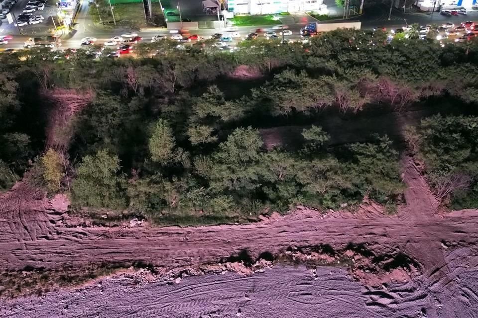 El lunes, el colectivo Un Río en el Río denunció públicamente un nuevo desmonte en el Río Santa Catarina, a la altura de la Colonia El Obispado.