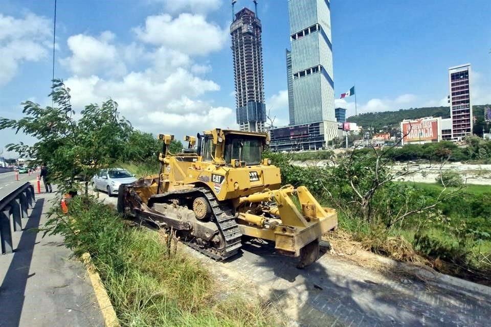 La maquinaria pesada con la que se hacían las labores está parada junto al talud del río, por Morones Prieto.