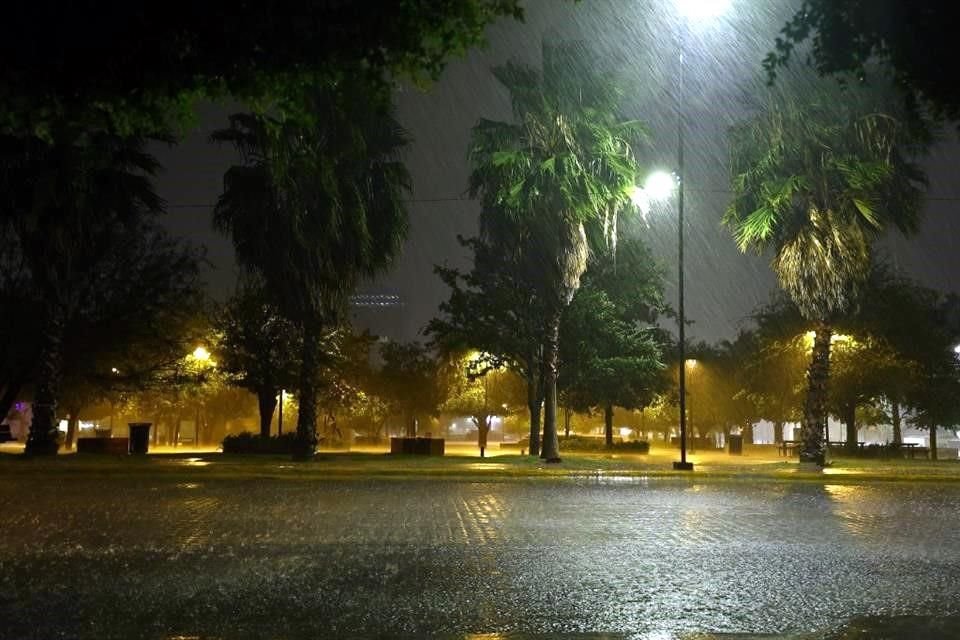Las precipitaciones dejaron principalmente encharcamientos y algunos cierres parciales en la vialidad del Centro de la Ciudad.