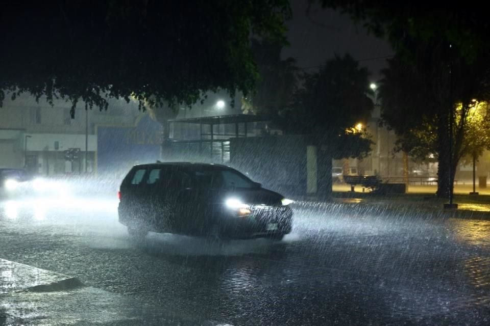 Las precipitaciones dejaron principalmente encharcamientos y algunos cierres parciales en la vialidad del Centro de la Ciudad.