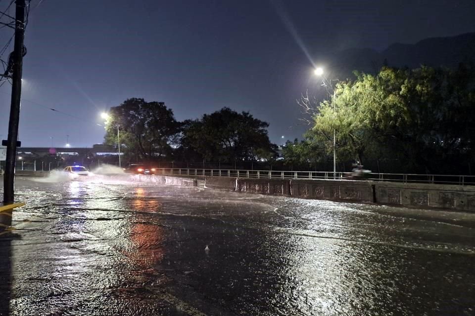Las precipitaciones dejaron principalmente encharcamientos y algunos cierres parciales en la vialidad del Centro de la Ciudad.