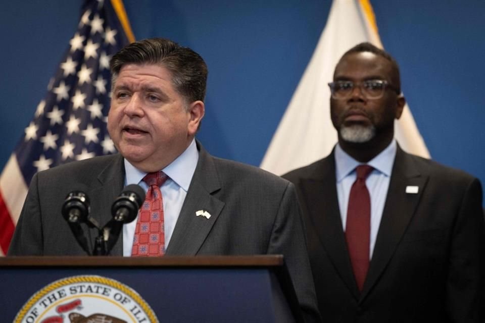 El Alcalde de Chicago, Brandon Johnson, escucha al Gobernador de Illinois, J. B. Pritzker, durante una conferencia de prensa. Trump aseveró que ambos deberían ir presos.