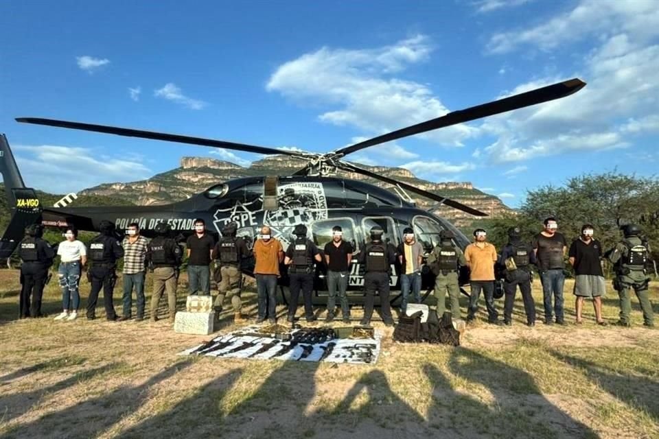 A los detenidos se les aseguraron armas y drogas.
