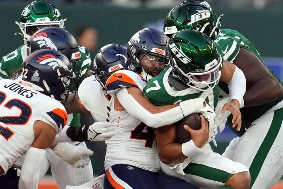 Fields sufrió con la defensiva rival.