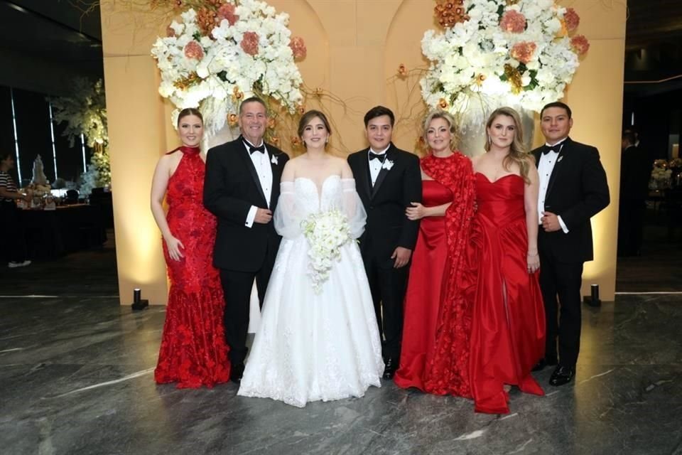 FAMILIA DE LA NOVIA Kathia Elizondo, Oziel Elizondo, LOS NOVIOS, Martha Flores de Elizondo, Sofía Elizondo y Ricardo Marroquín